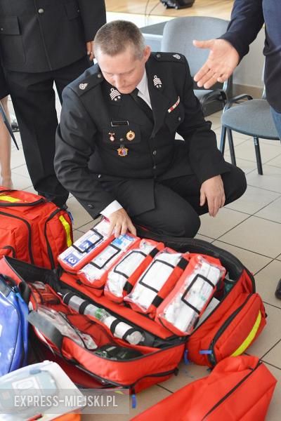 Przekazanie nowego sprzętu strażakom