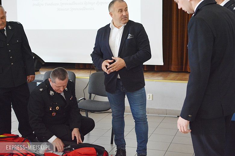 Przekazanie nowego sprzętu strażakom