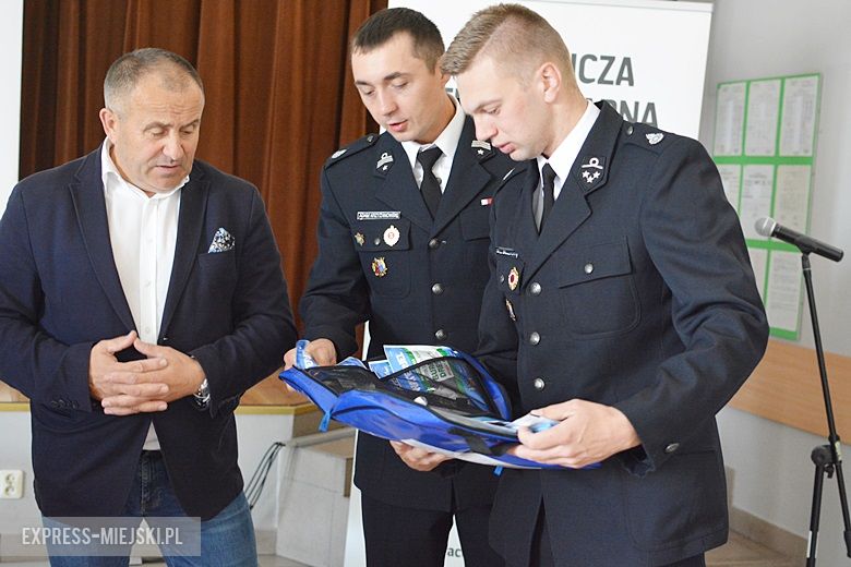 Przekazanie nowego sprzętu strażakom