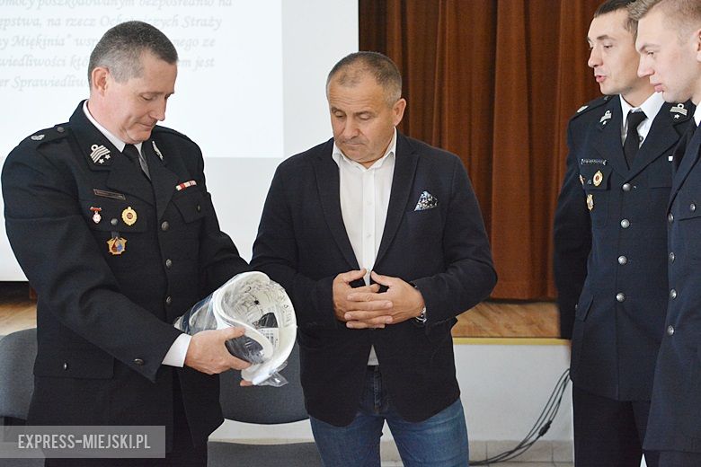 Przekazanie nowego sprzętu strażakom