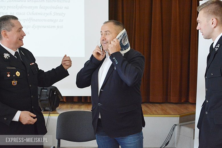 Przekazanie nowego sprzętu strażakom