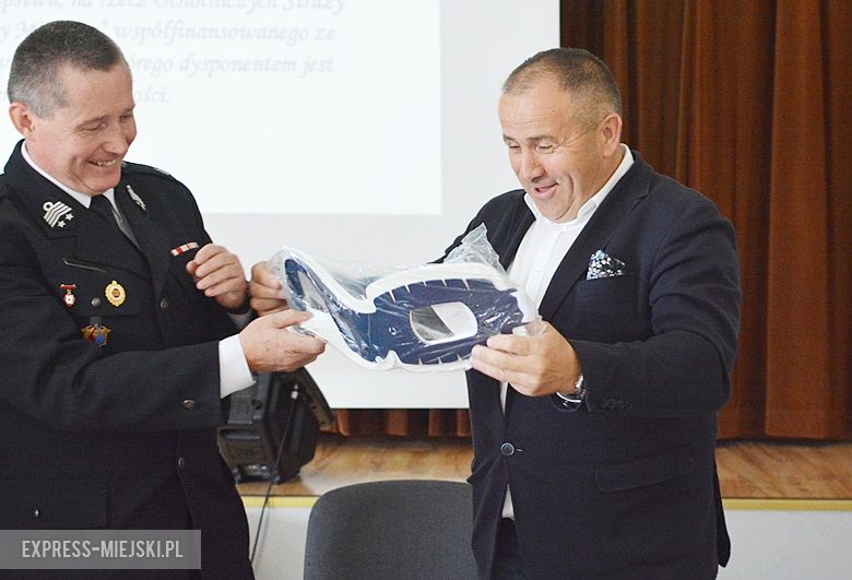 Przekazanie nowego sprzętu strażakom