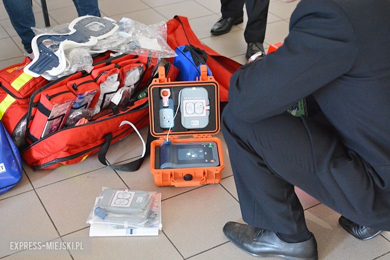 Przekazanie nowego sprzętu strażakom