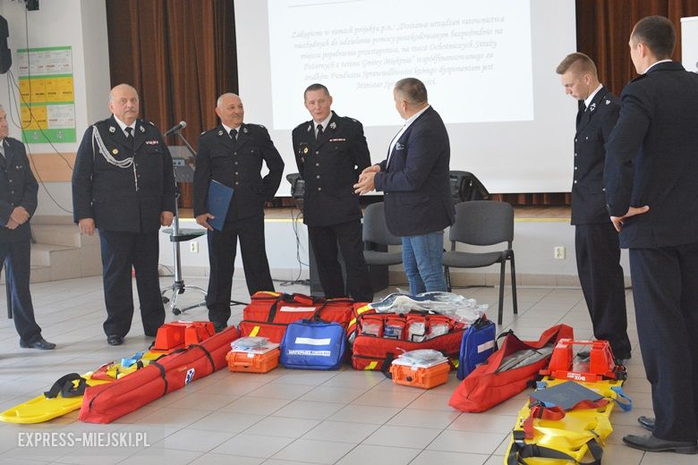 Przekazanie nowego sprzętu strażakom