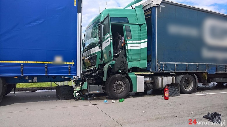 Zderzenie dwóch ciężarówek na autostradzie