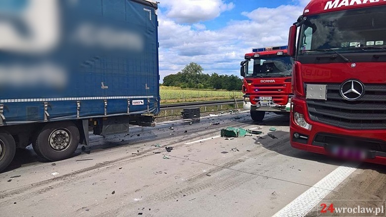 Zderzenie dwóch ciężarówek na autostradzie