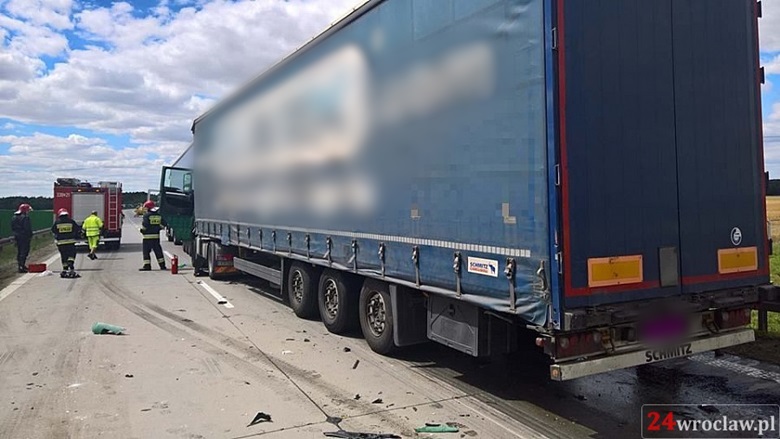 Zderzenie dwóch ciężarówek na autostradzie