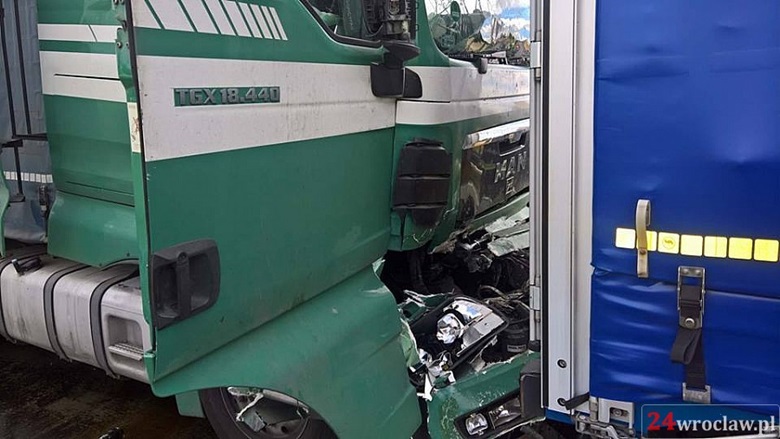 Zderzenie dwóch ciężarówek na autostradzie