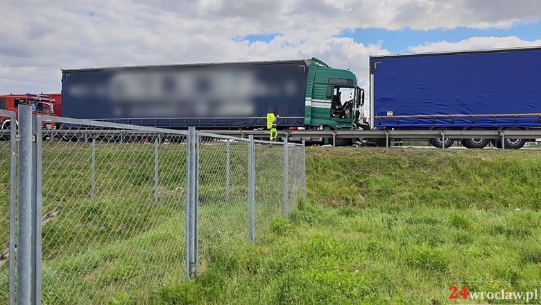 Zderzenie dwóch ciężarówek na autostradzie