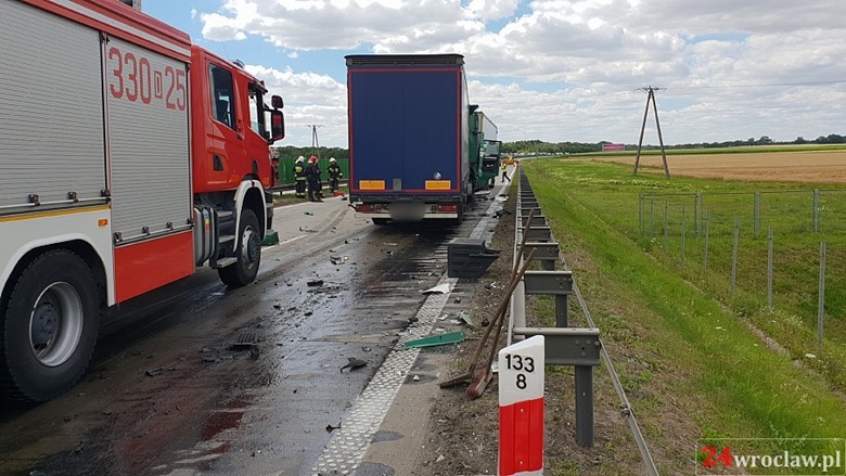 Zderzenie dwóch ciężarówek na autostradzie