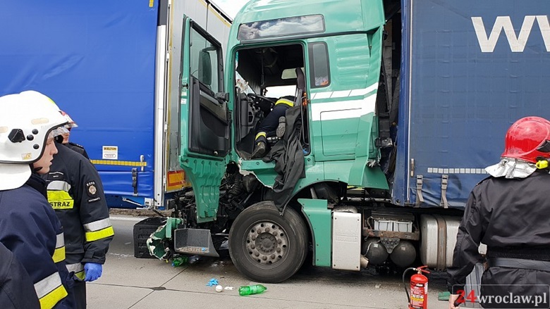 Zderzenie dwóch ciężarówek na autostradzie