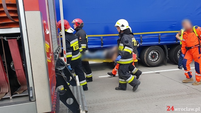 Zderzenie dwóch ciężarówek na autostradzie