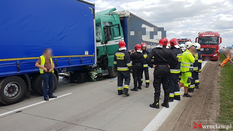 Zderzenie dwóch ciężarówek na autostradzie