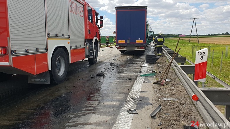 Zderzenie dwóch ciężarówek na autostradzie