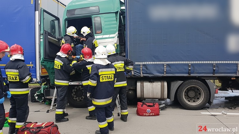 Zderzenie dwóch ciężarówek na autostradzie
