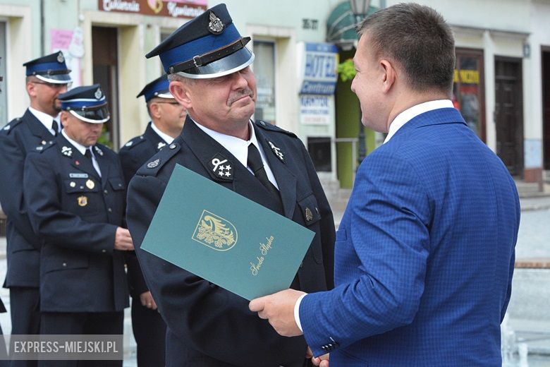 Przekazanie sprzętu dla strażaków OSP