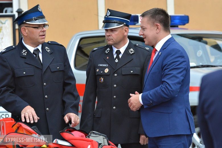 Przekazanie sprzętu dla strażaków OSP