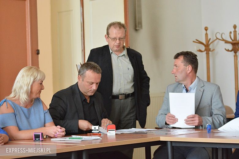 Podpisanie umów na nowe ścieżki i chodniki