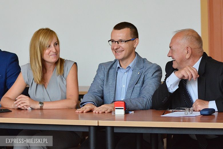 Podpisanie umów na nowe ścieżki i chodniki