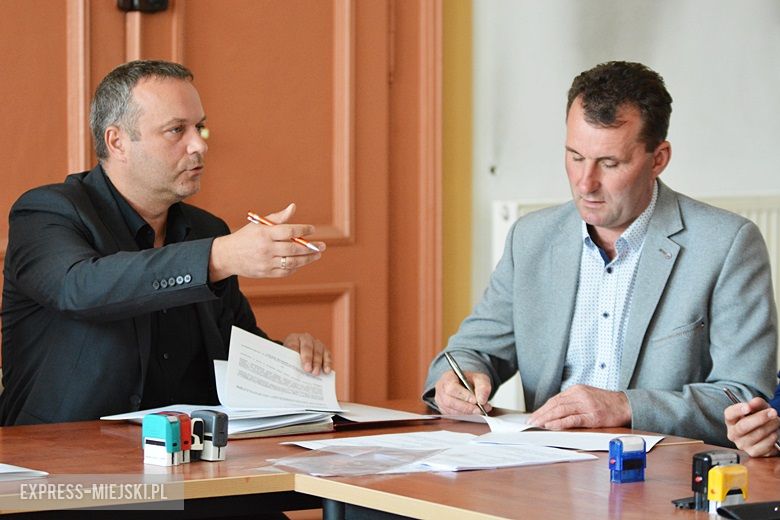 Podpisanie umów na nowe ścieżki i chodniki