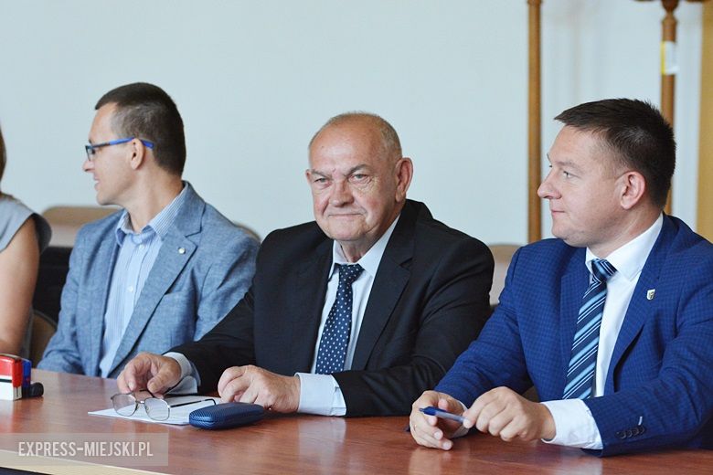 Podpisanie umów na nowe ścieżki i chodniki