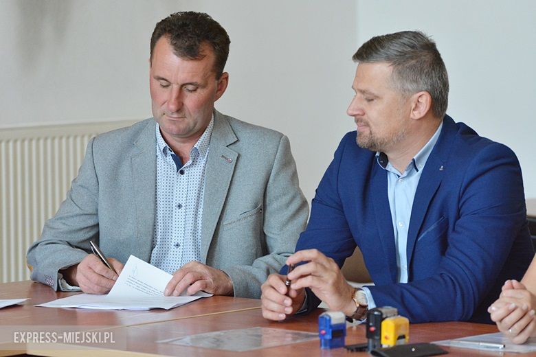 Podpisanie umów na nowe ścieżki i chodniki