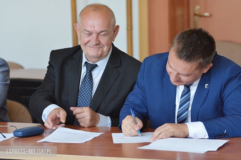 Podpisanie umów na nowe ścieżki i chodniki