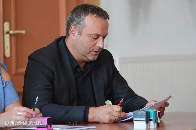 Podpisanie umów na nowe ścieżki i chodniki