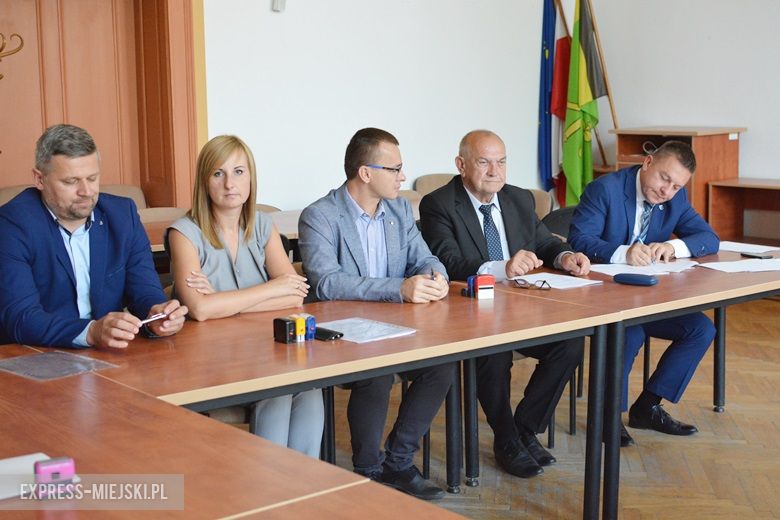 Podpisanie umów na nowe ścieżki i chodniki