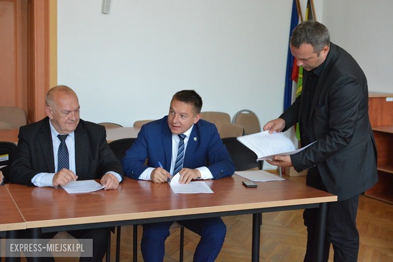 Podpisanie umów na nowe ścieżki i chodniki