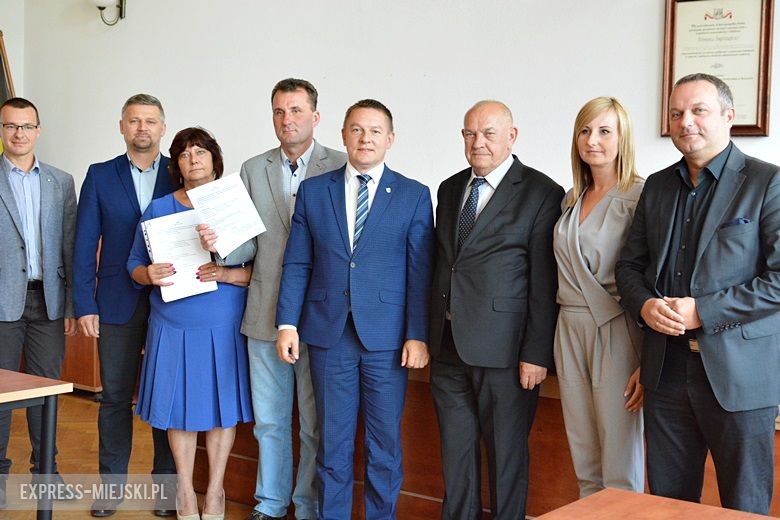 Podpisanie umów na nowe ścieżki i chodniki