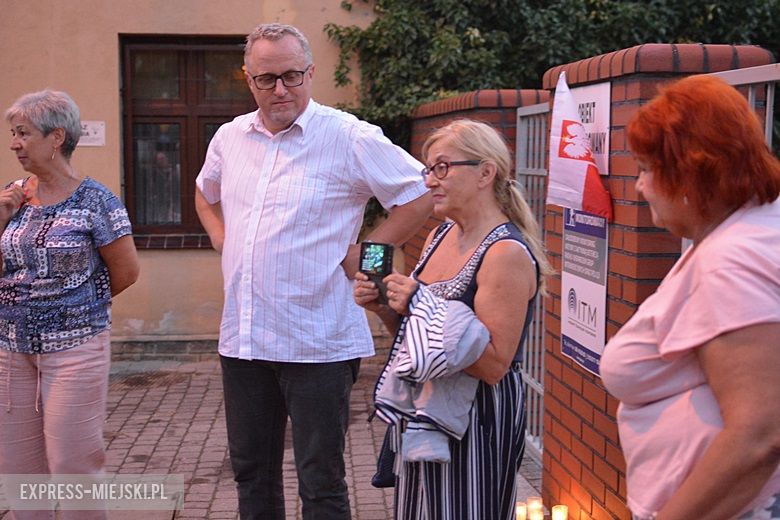 Demonstracja mieszkańców pod sądem