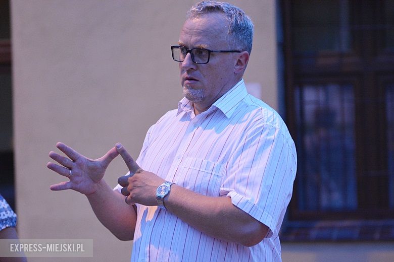 Demonstracja mieszkańców pod sądem