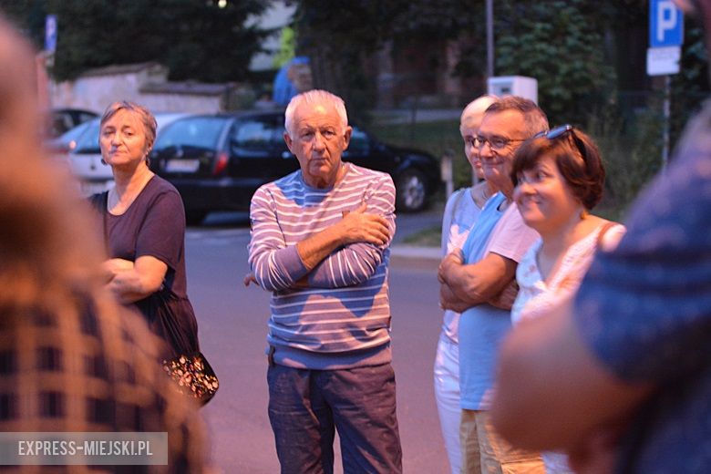 Demonstracja mieszkańców pod sądem