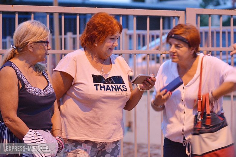 Demonstracja mieszkańców pod sądem