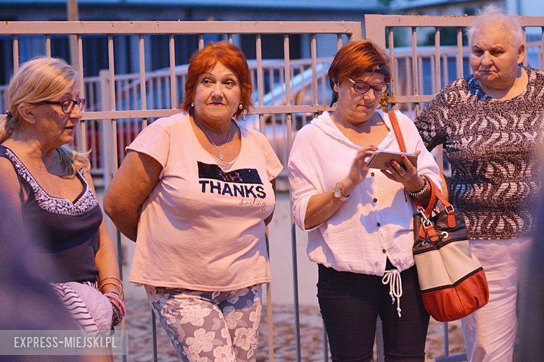 Demonstracja mieszkańców pod sądem