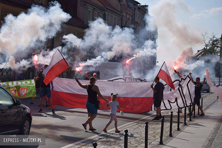 Grupa patriotów uczciła rocznicę wybuchu Powstania Warszawskiego.
