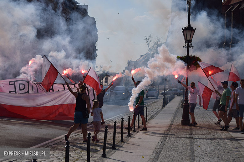 Grupa patriotów uczciła rocznicę wybuchu Powstania Warszawskiego.