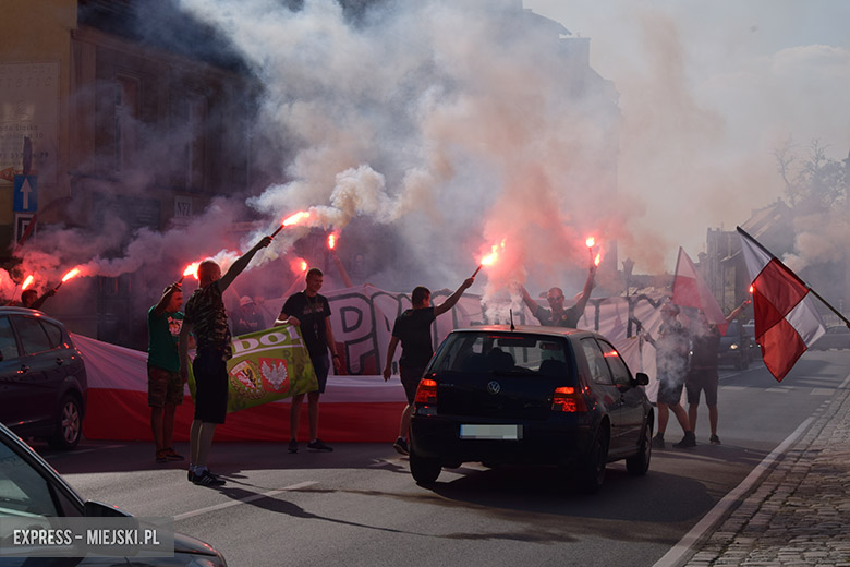 Grupa patriotów uczciła rocznicę wybuchu Powstania Warszawskiego.