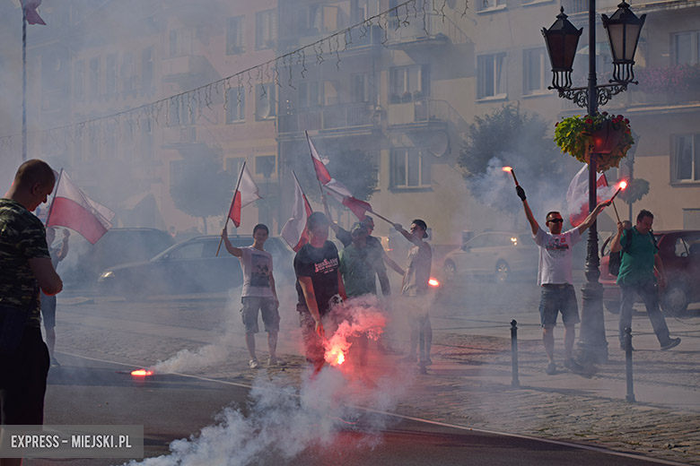 Grupa patriotów uczciła rocznicę wybuchu Powstania Warszawskiego.