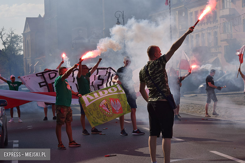 Grupa patriotów uczciła rocznicę wybuchu Powstania Warszawskiego.