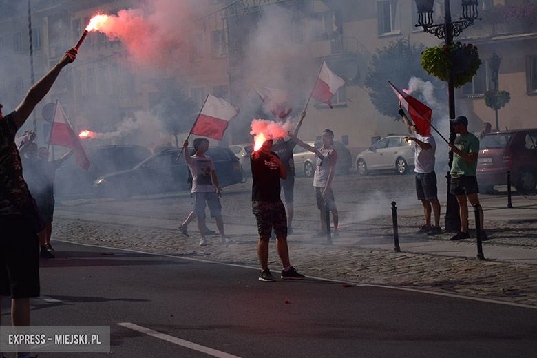 Grupa patriotów uczciła rocznicę wybuchu Powstania Warszawskiego.