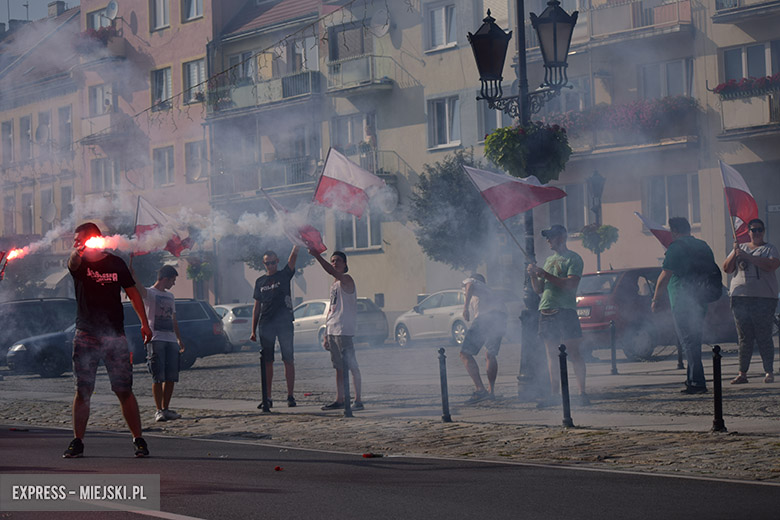 Grupa patriotów uczciła rocznicę wybuchu Powstania Warszawskiego.