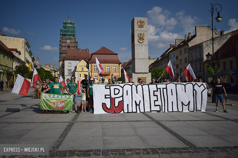 Grupa patriotów uczciła rocznicę wybuchu Powstania Warszawskiego.