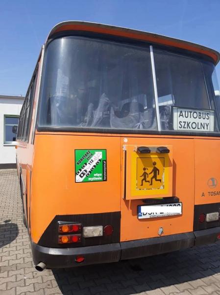 Autobusy szkolne zostały oklejone przez strażaków