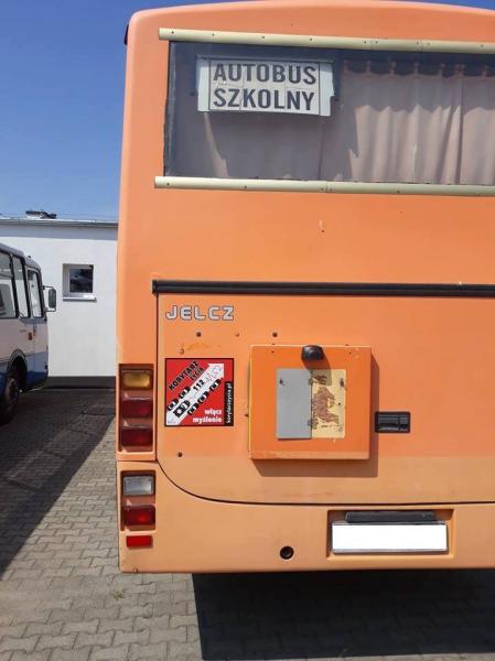 Autobusy szkolne zostały oklejone przez strażaków