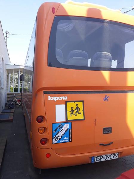 Autobusy szkolne zostały oklejone przez strażaków