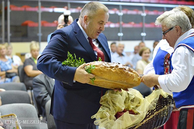 Obrzęd chleba na dożynkach w Miękini