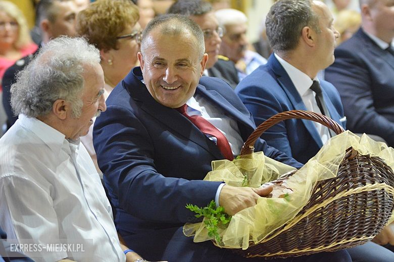 Obrzęd chleba na dożynkach w Miękini