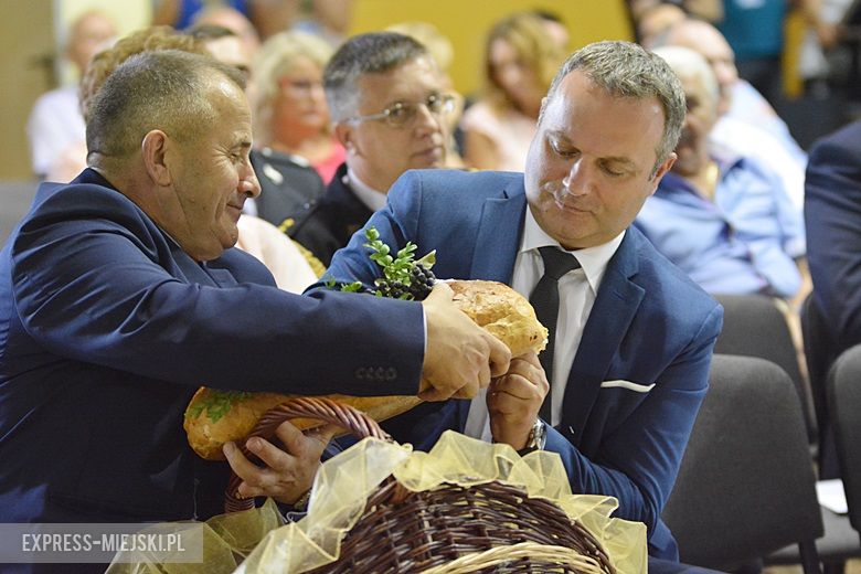 Obrzęd chleba na dożynkach w Miękini